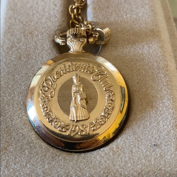 Avon designer 17 jewel watch with chain and case - Picture 2 of 12